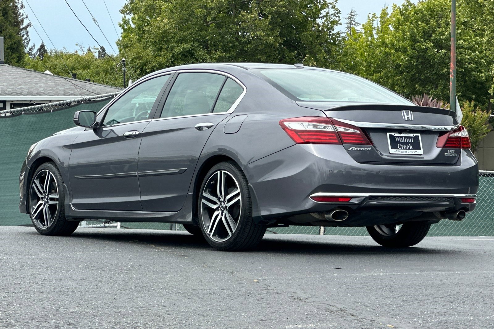 Used 2017 Honda Accord Touring image 3