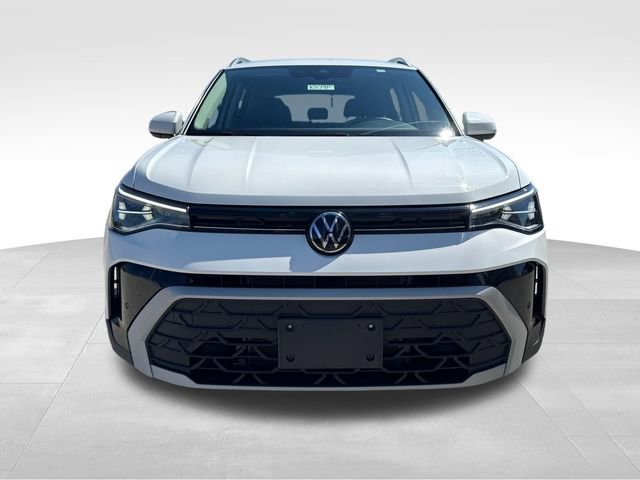 Used 2025 Volkswagen Taos SE image 2