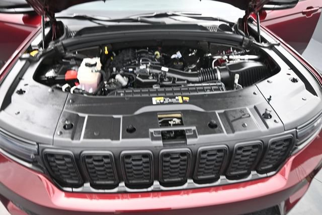 Used 2025 Jeep Grand Cherokee Altitude AWD/4WD image 36