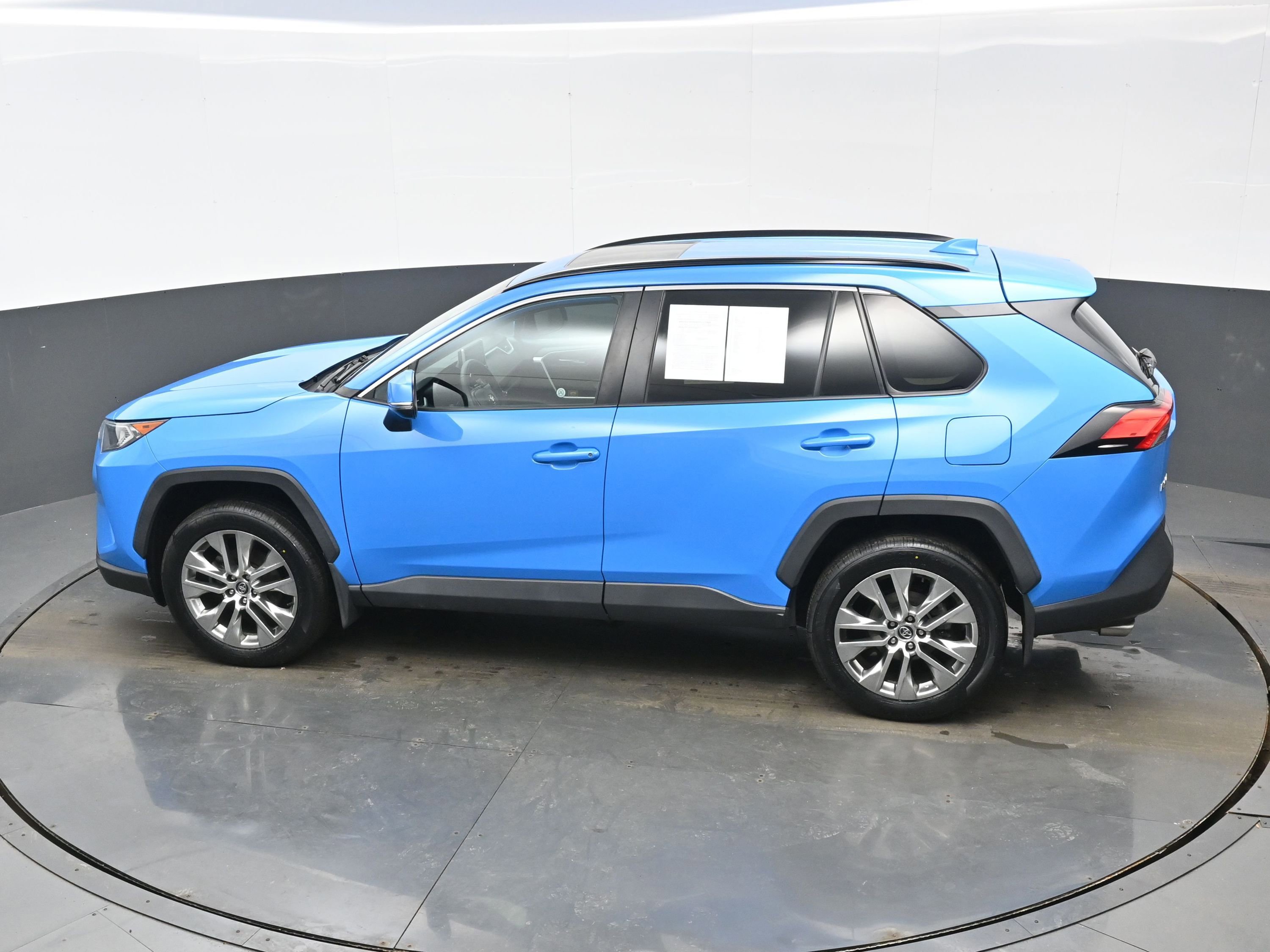 Used 2020 Toyota RAV4 XLE Premium image 38