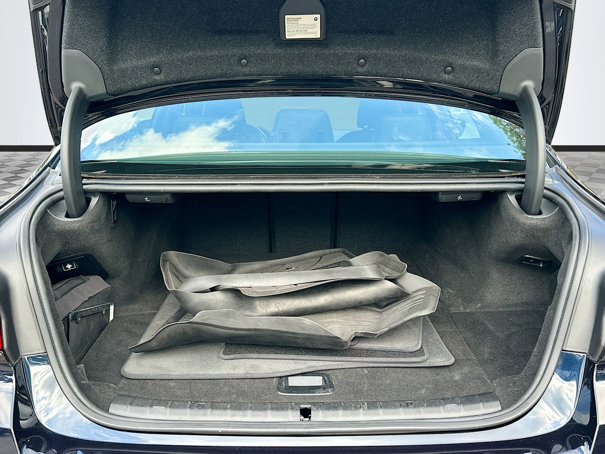 Used 2023 BMW 530e w/ M Sport Package image 29