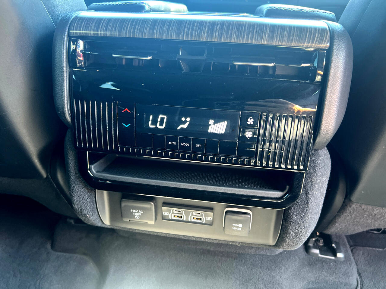 Used 2023 Jeep Wagoneer L Series II image 8