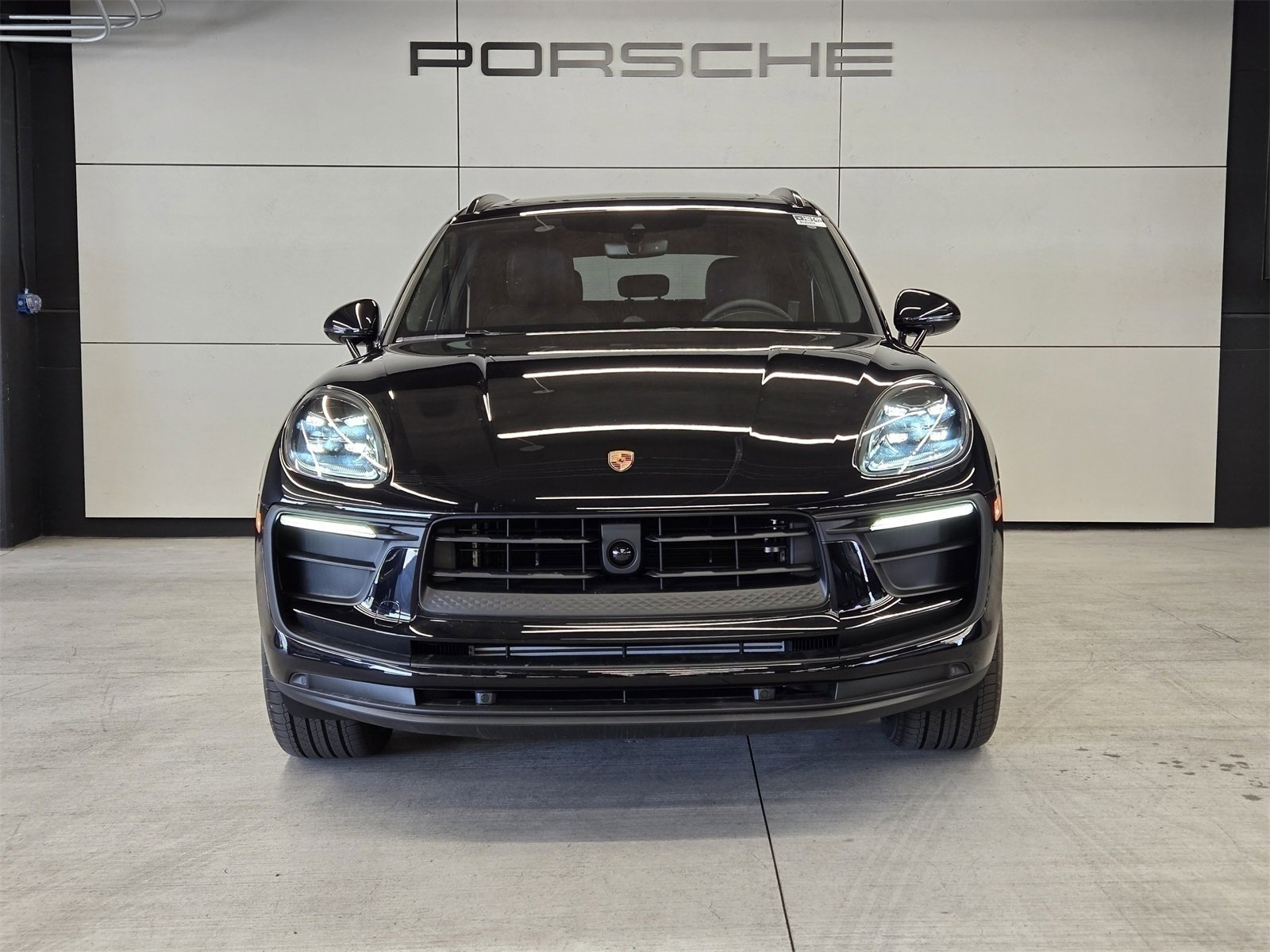 Certified 2025 Porsche Macan image 11