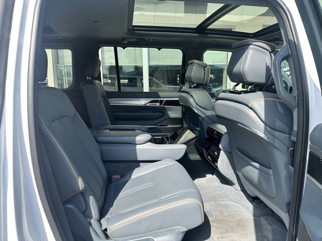 Used 2023 Jeep Grand Wagoneer Series II image 15