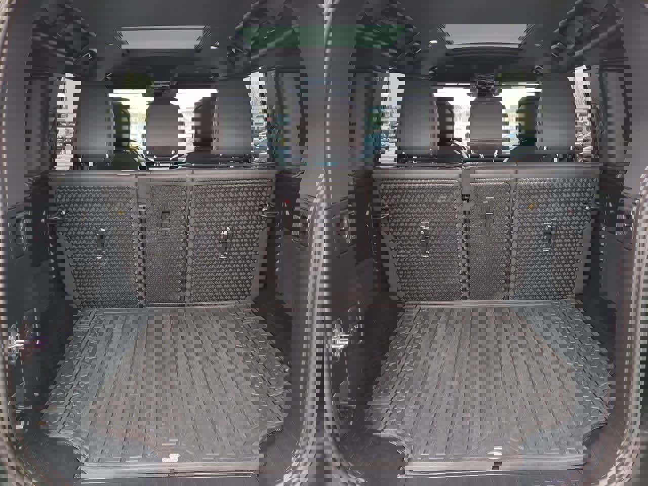 Certified 2023 Land Rover Defender 110 X-Dynamic SE image 36