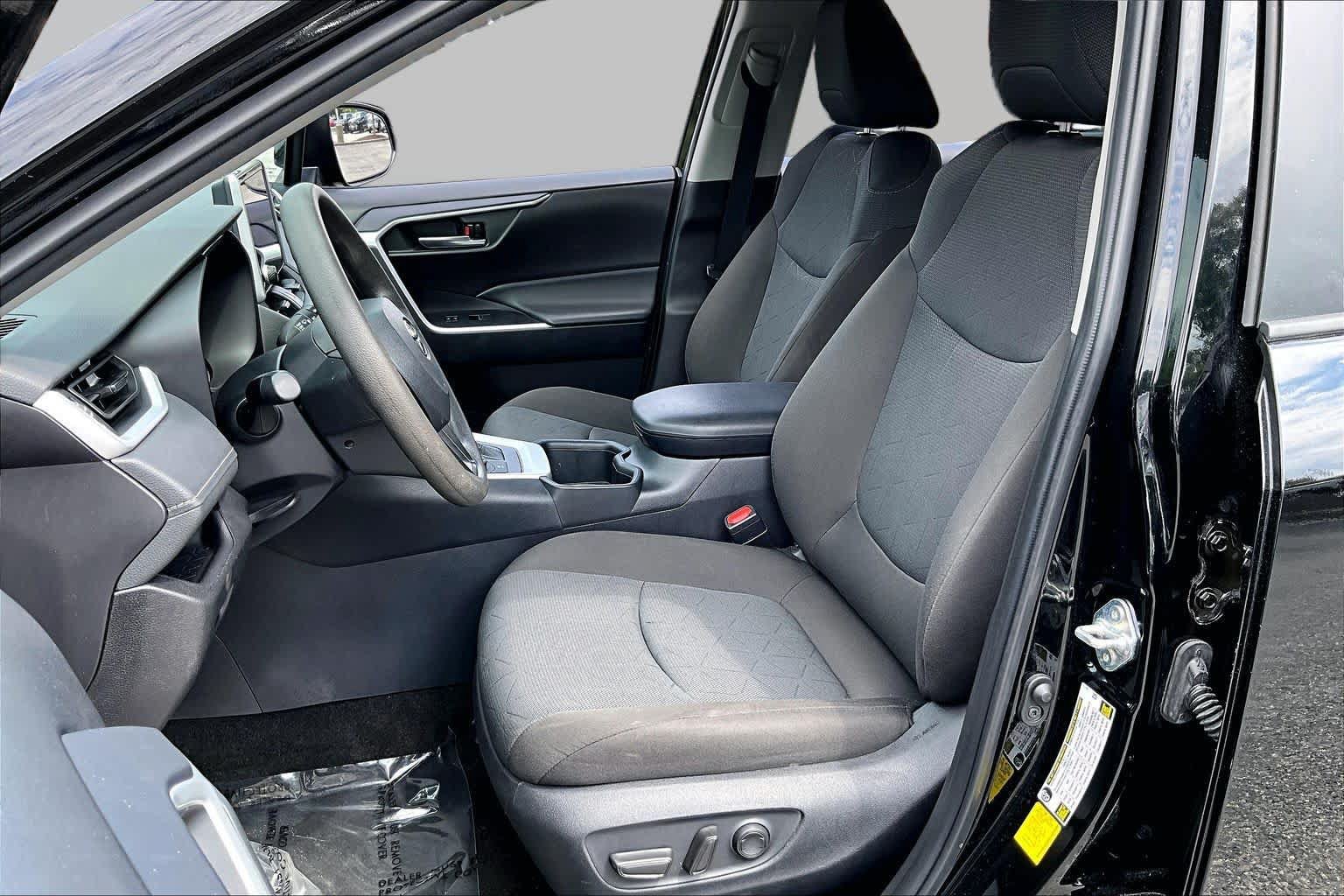 Used 2025 Toyota RAV4 XLE AWD/4WD image 8