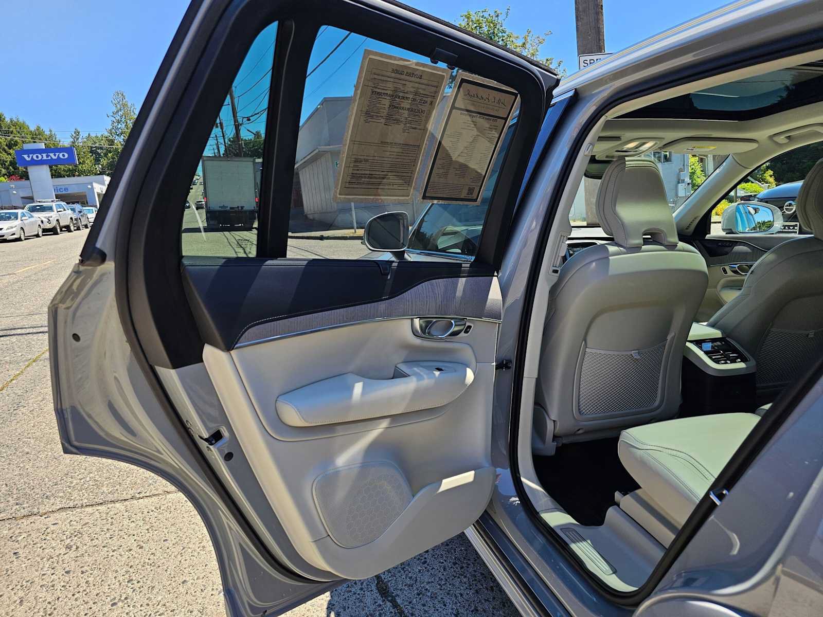 Certified 2025 Volvo XC90 T8 Ultra w/ Protection Package Premier AWD/4WD image 18