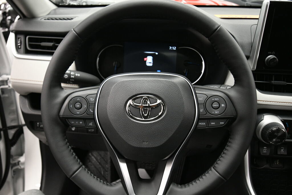 Used 2025 Toyota RAV4 XLE w/ Convenience Package image 12