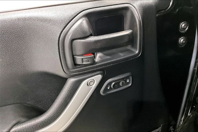 Used 2016 Jeep Wrangler Unlimited Rubicon w/ Connectivity Group image 38