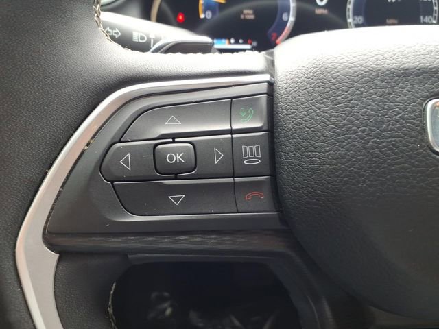 Used 2025 Jeep Grand Cherokee Altitude RWD image 23