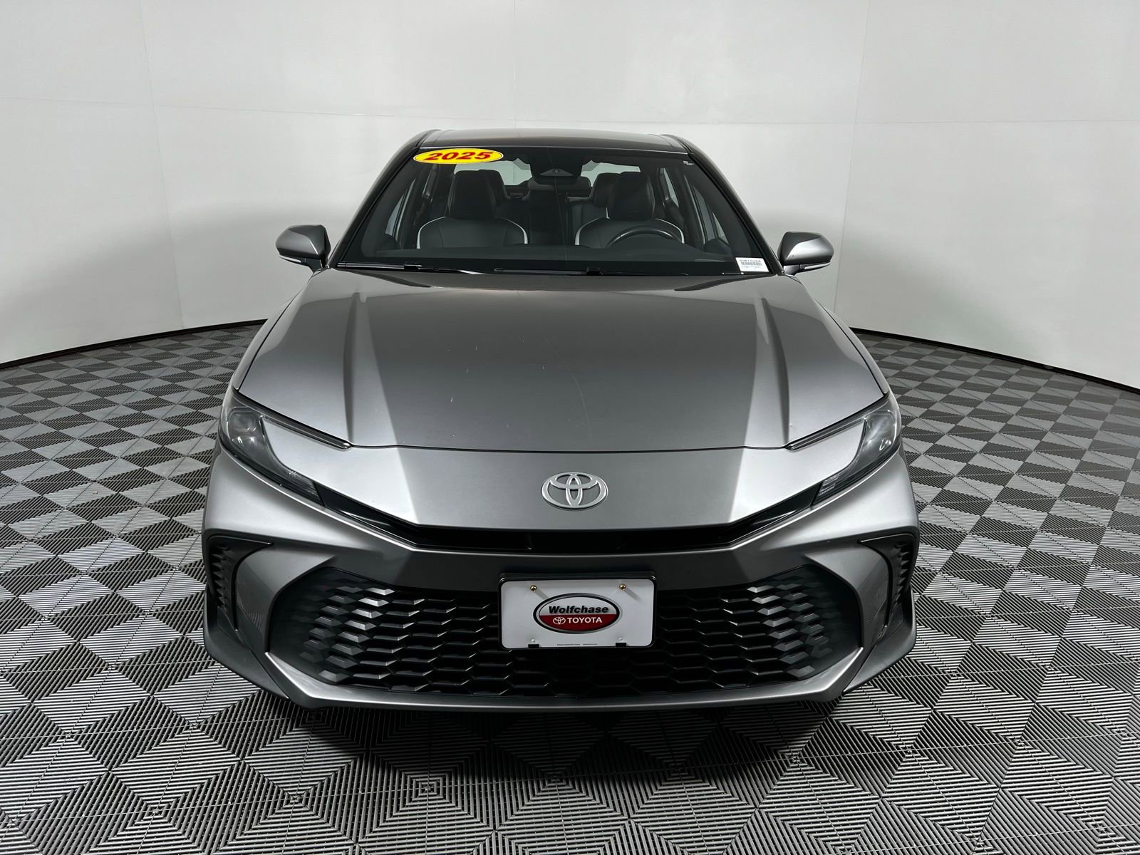 Used 2025 Toyota Camry SE image 2