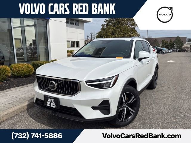 Used 2025 Volvo XC40 B5 Core image 1