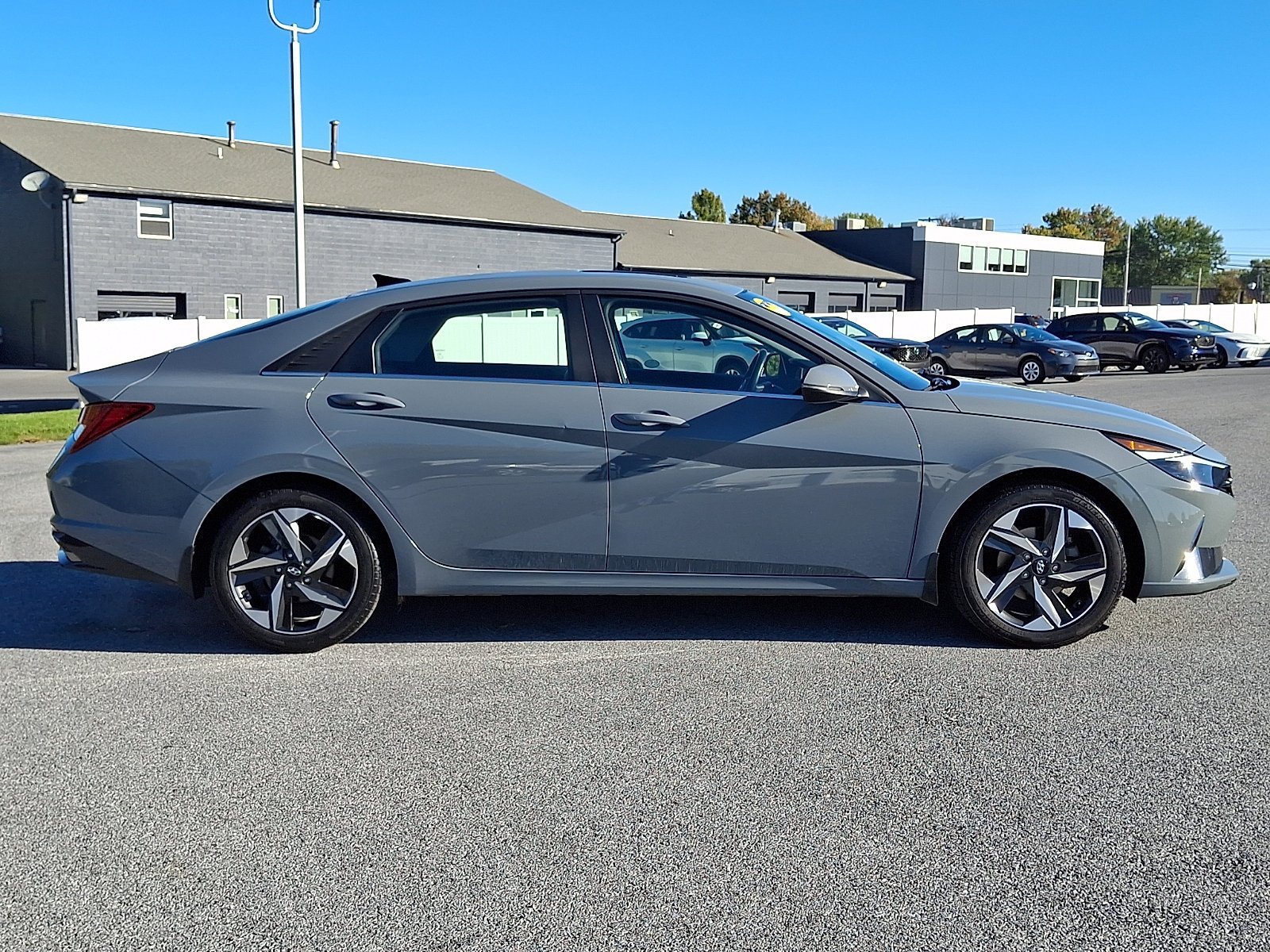 Used 2022 Hyundai Elantra Limited w/ Preferred Accessory Package FWD image 8