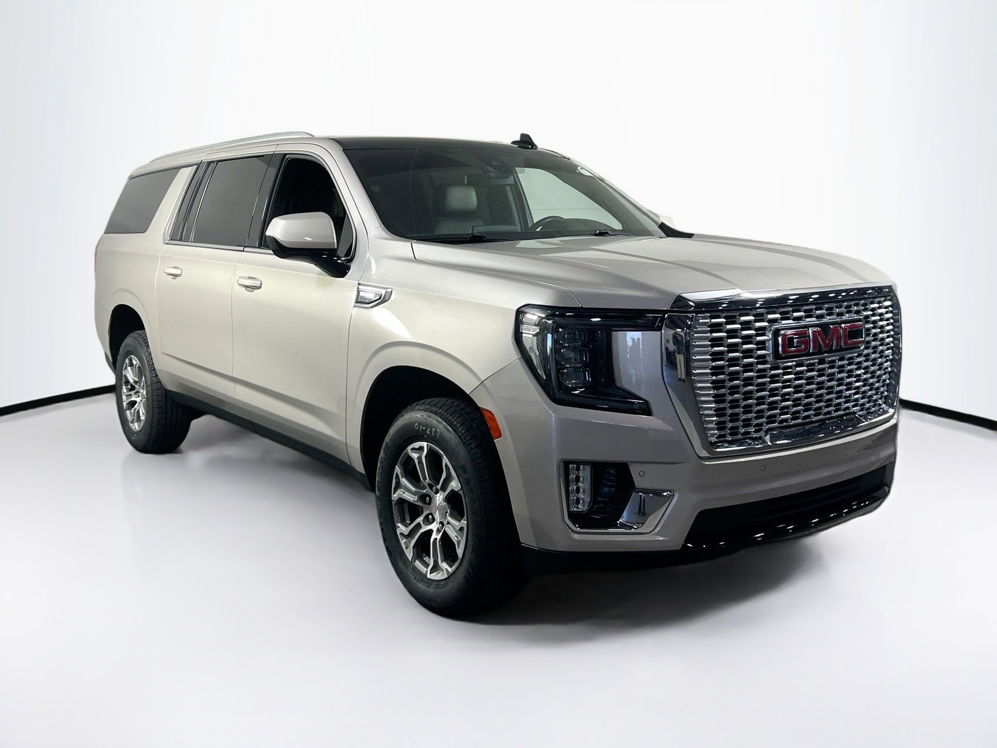 Used 2022 GMC Yukon XL SLE image 3