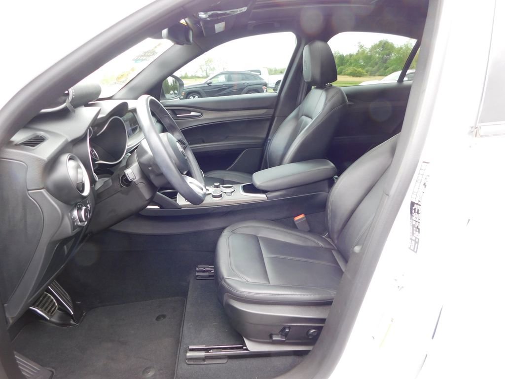 Used 2023 Alfa Romeo Stelvio Ti AWD/4WD image 13