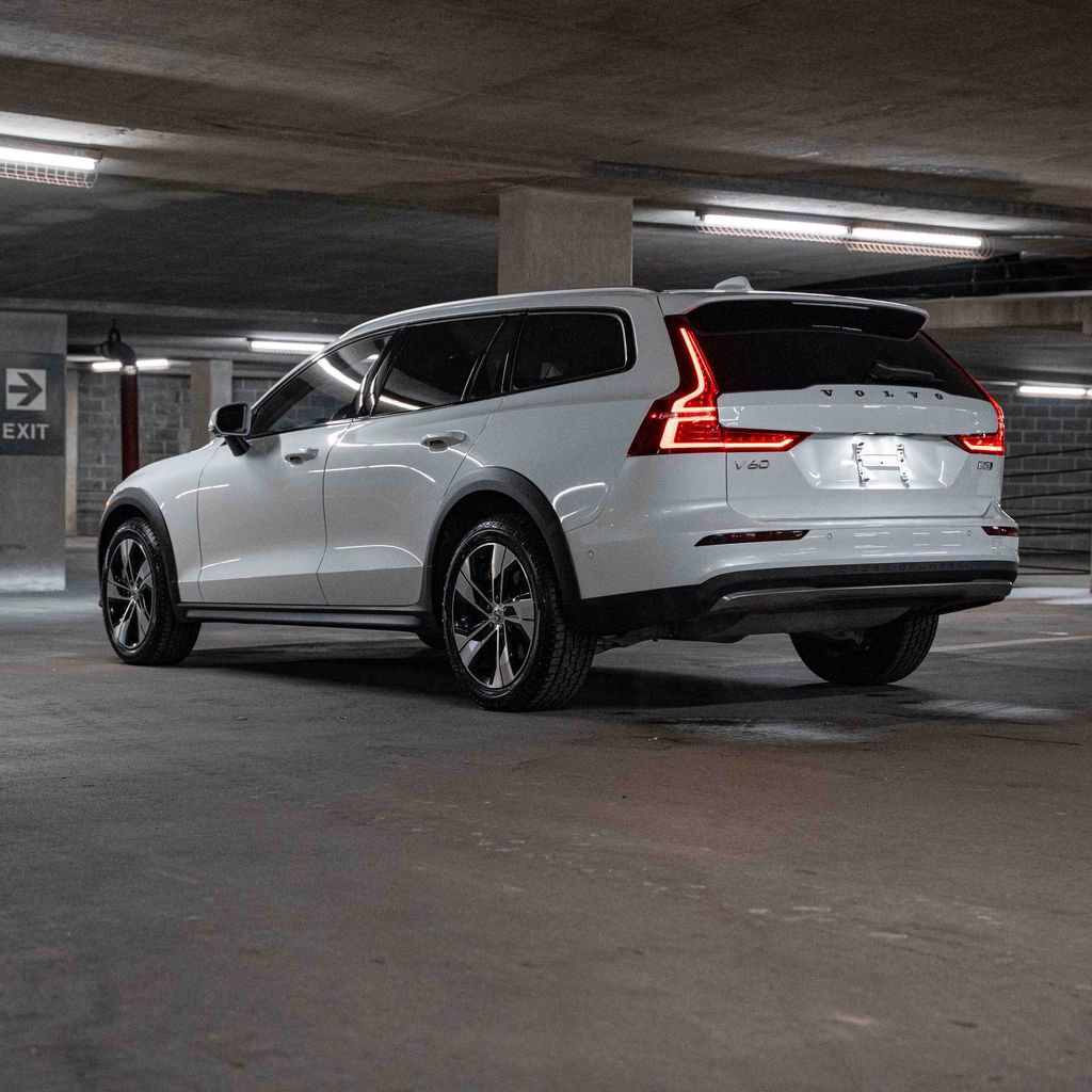 Certified 2024 Volvo V60 B5 Cross Country Plus image 5