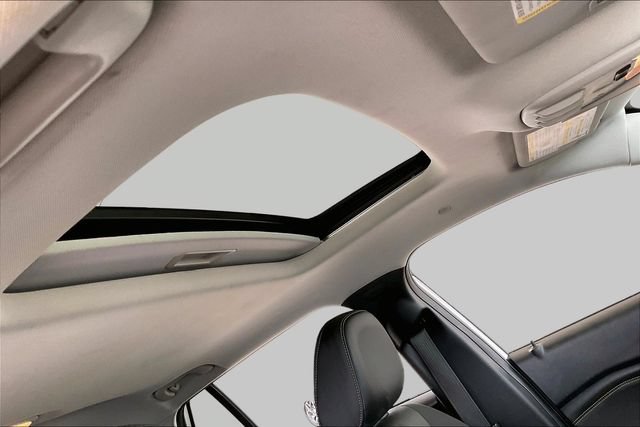 Used 2024 Chevrolet Trax LT w/ Sunroof Package FWD image 19
