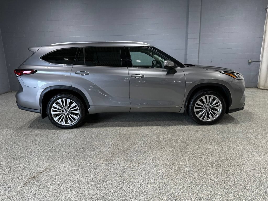 Certified 2026 Toyota Highlander Platinum AWD/4WD image 2