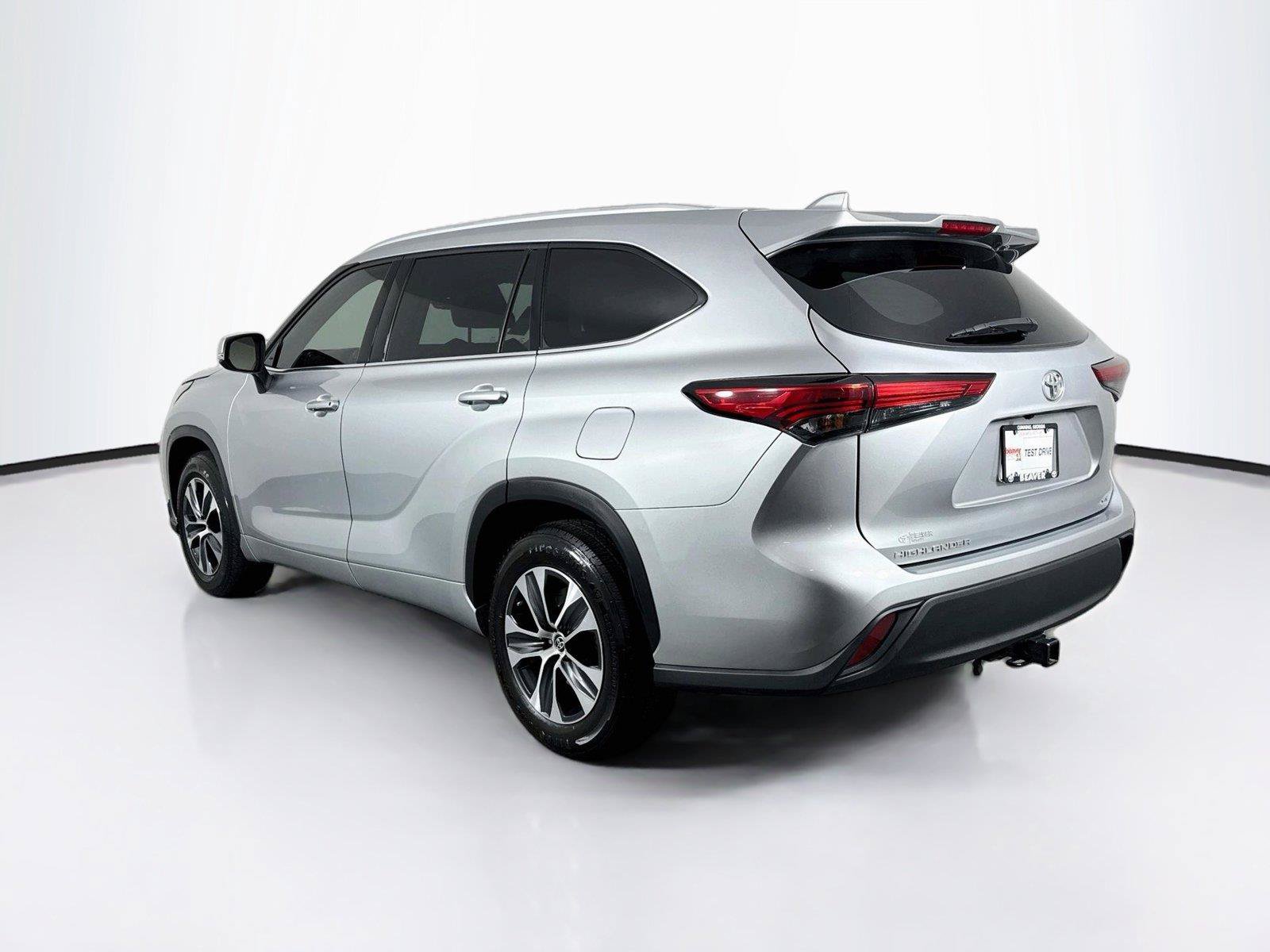 Used 2022 Toyota Highlander XLE FWD image 13