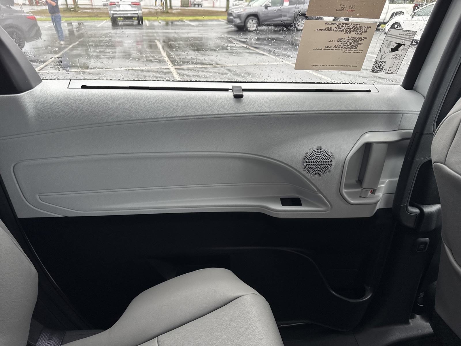 New 2025 Toyota Sienna XLE w/ XLE Plus Package FWD image 28
