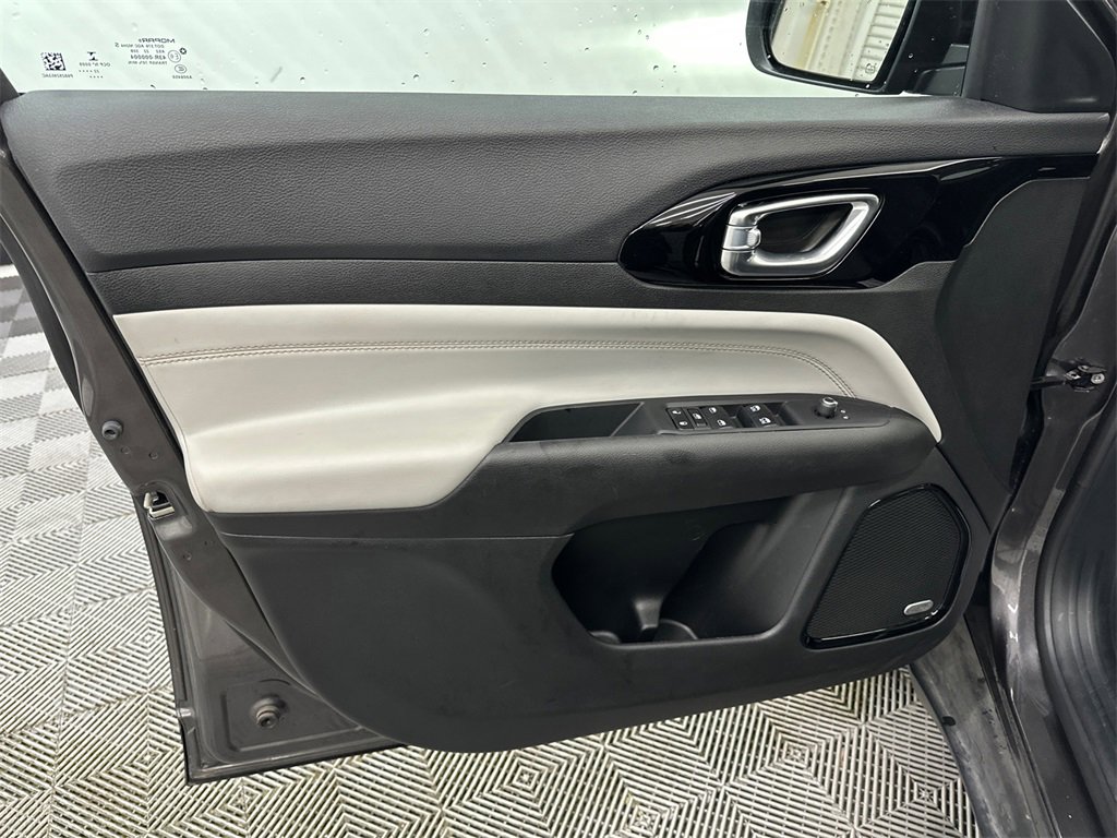 Used 2022 Jeep Compass Limited w/ Sun and Sound Group image 11