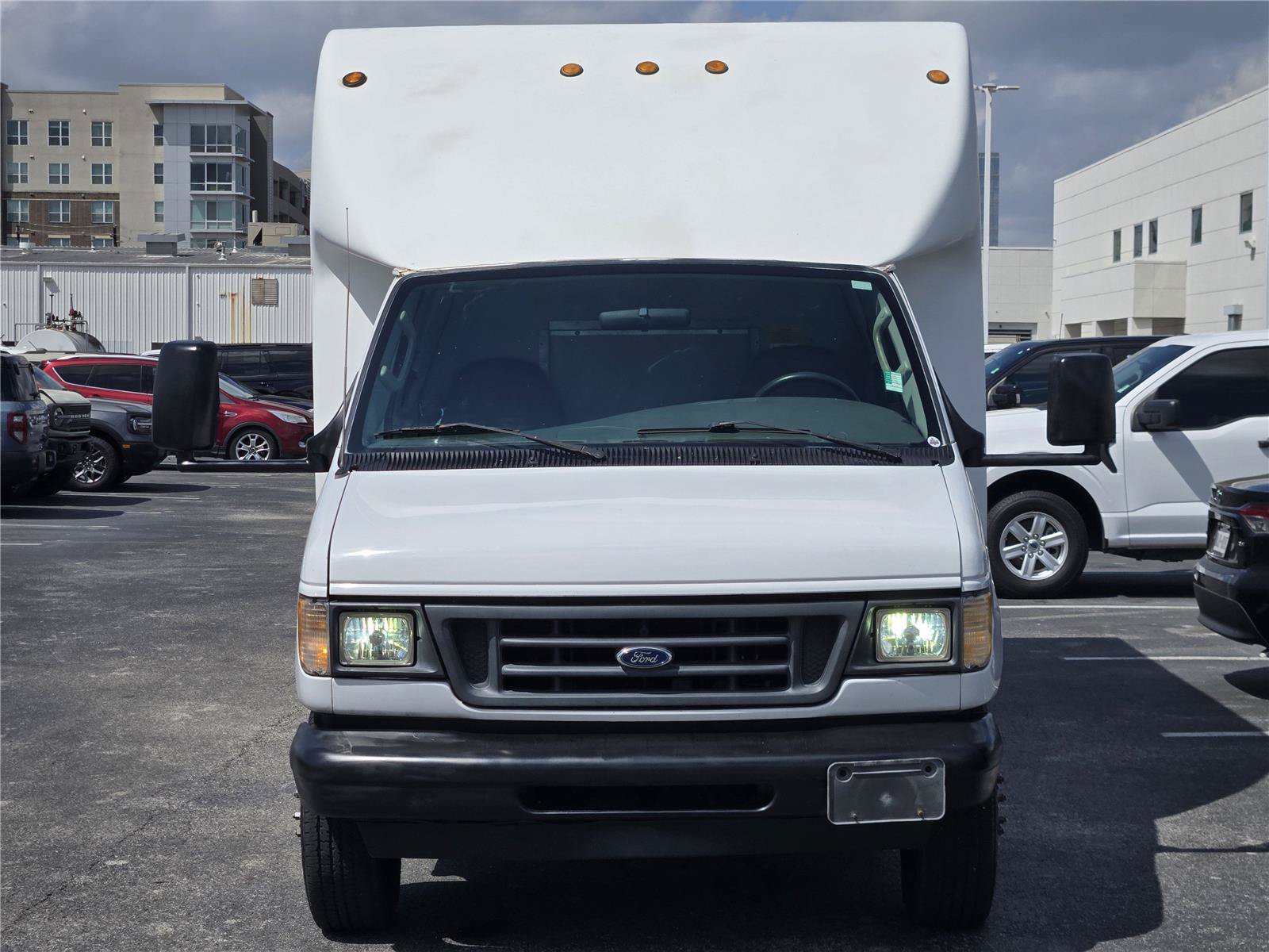 Used 2003 Ford E-350 and Econoline 350 Super Duty RWD image 2