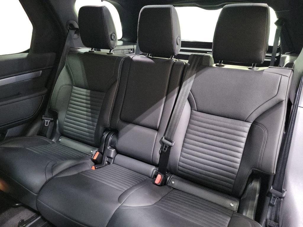 Certified 2024 Land Rover Discovery Dynamic SE image 22