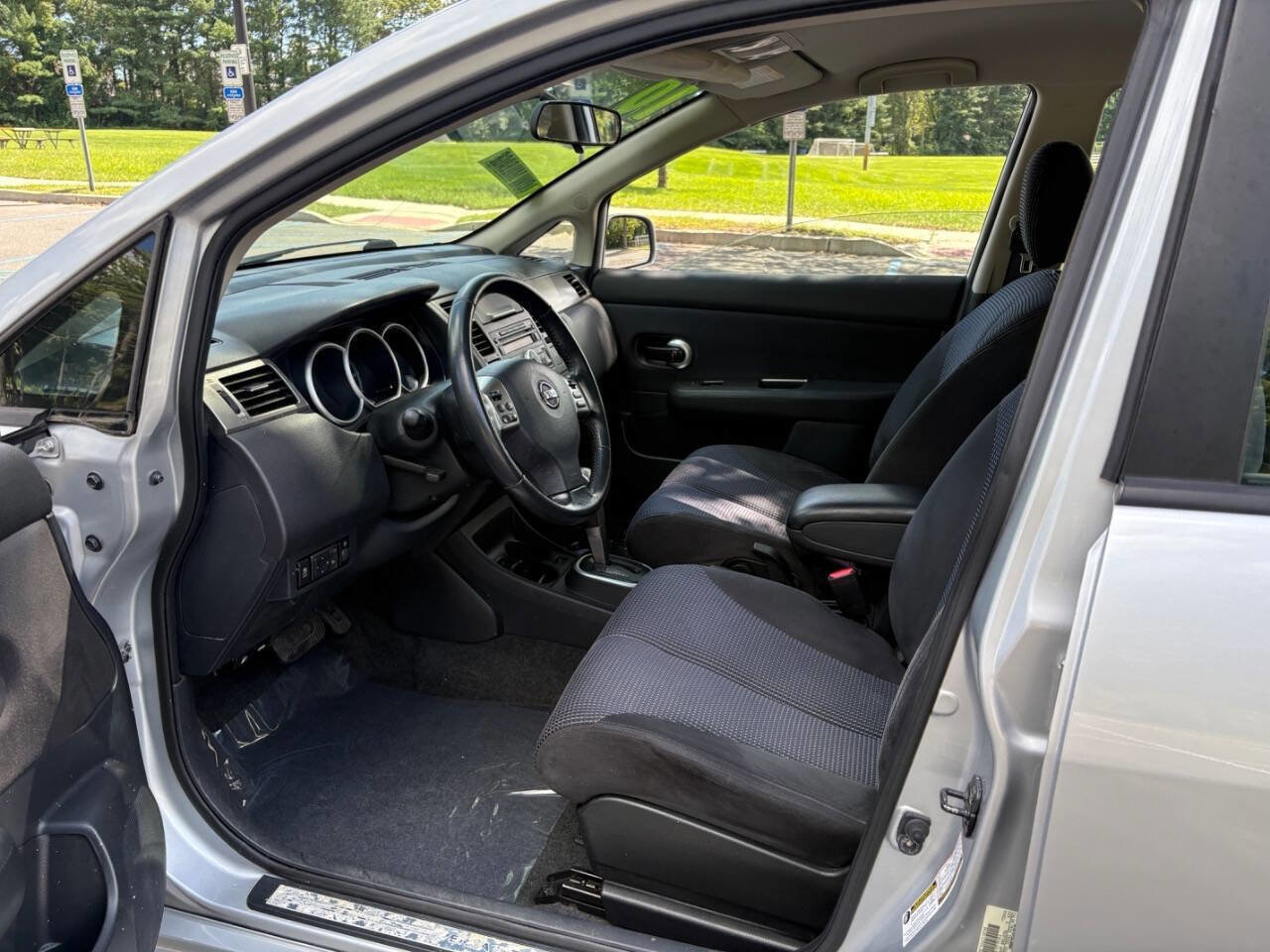 Used 2010 Nissan Versa SL w/ Premium Pkg image 16