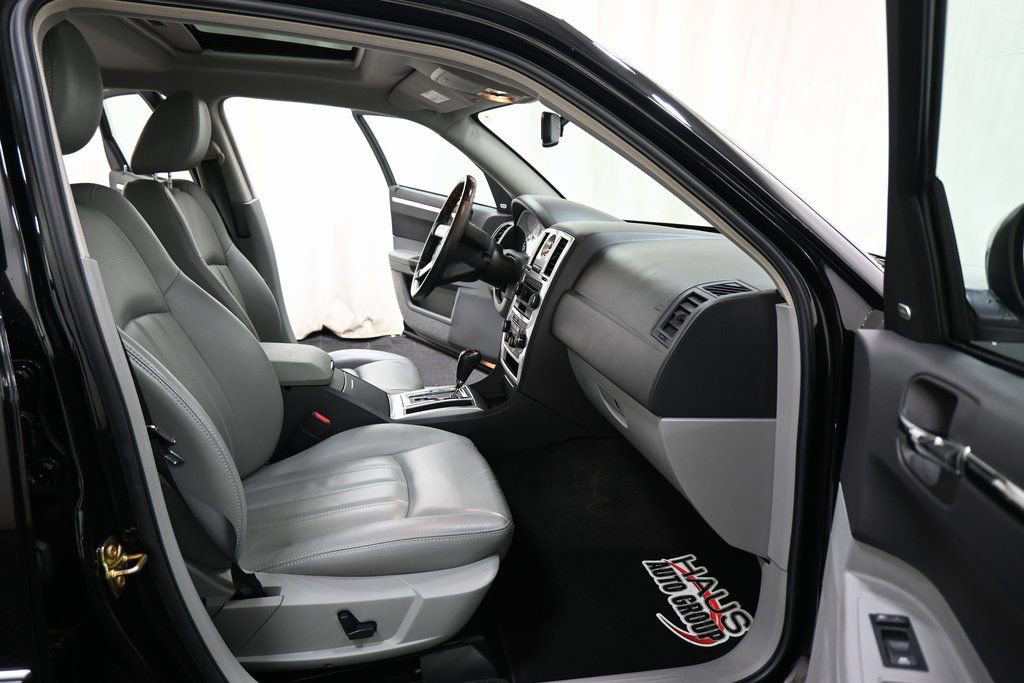 Used 2006 Chrysler 300 C w/ Sound Group II image 8