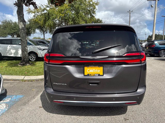 Used 2023 Chrysler Pacifica Touring-L FWD image 6