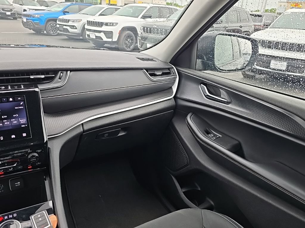 Used 2024 Jeep Grand Cherokee Laredo AWD/4WD image 16