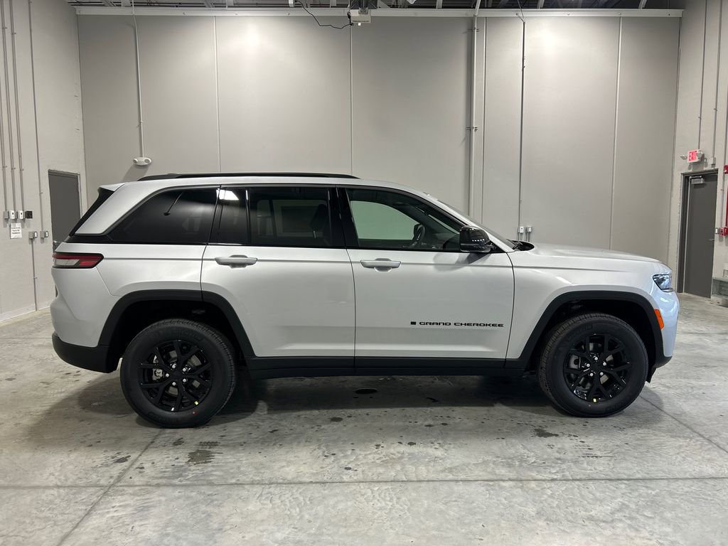 New 2026 Jeep Grand Cherokee Altitude AWD/4WD image 5