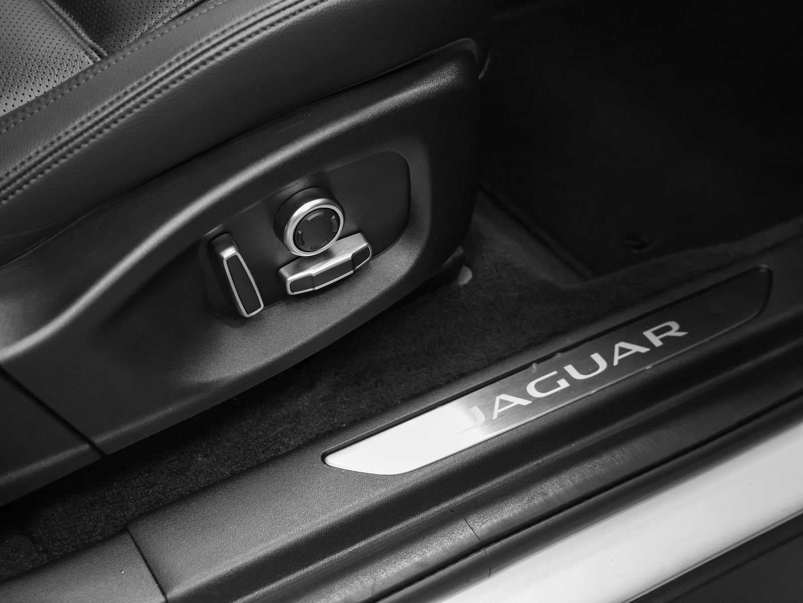 Used 2021 Jaguar E-PACE SE AWD/4WD image 22