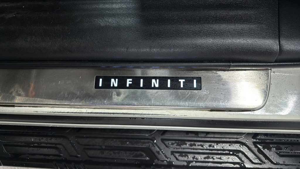 Used 2016 INFINITI QX80 4WD w/ Signature Edition Package image 21