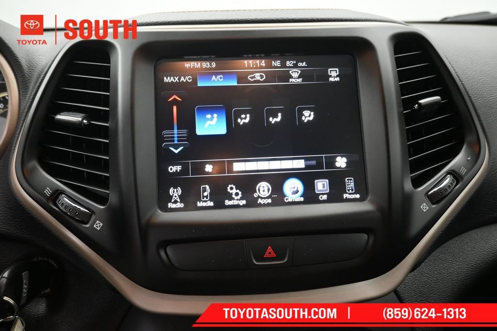 Used 2017 Jeep Cherokee Latitude w/ Comfort & Sound Group FWD image 16