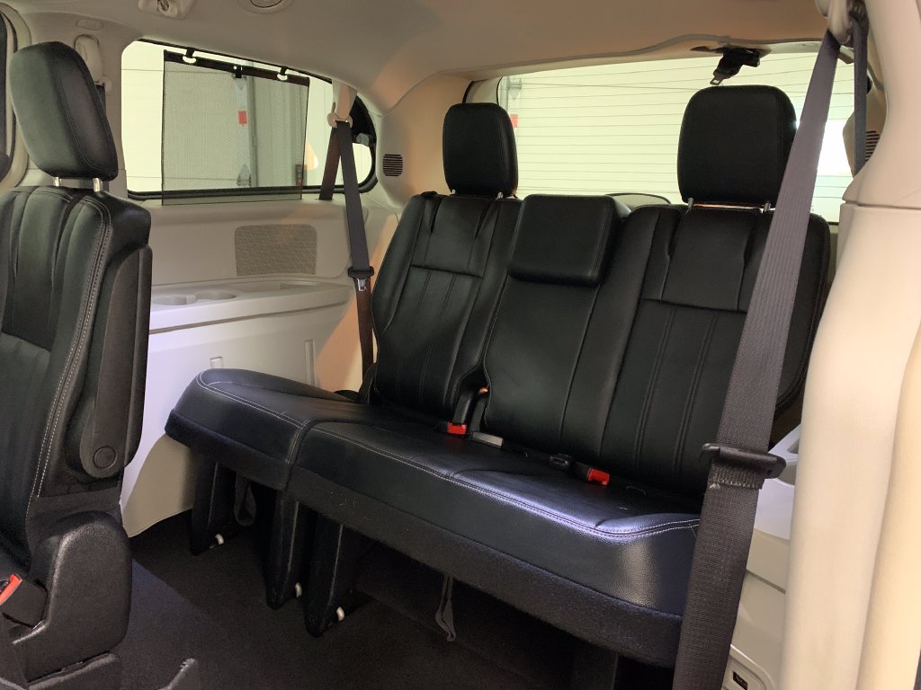 Used 2016 Chrysler Town & Country Touring FWD image 20