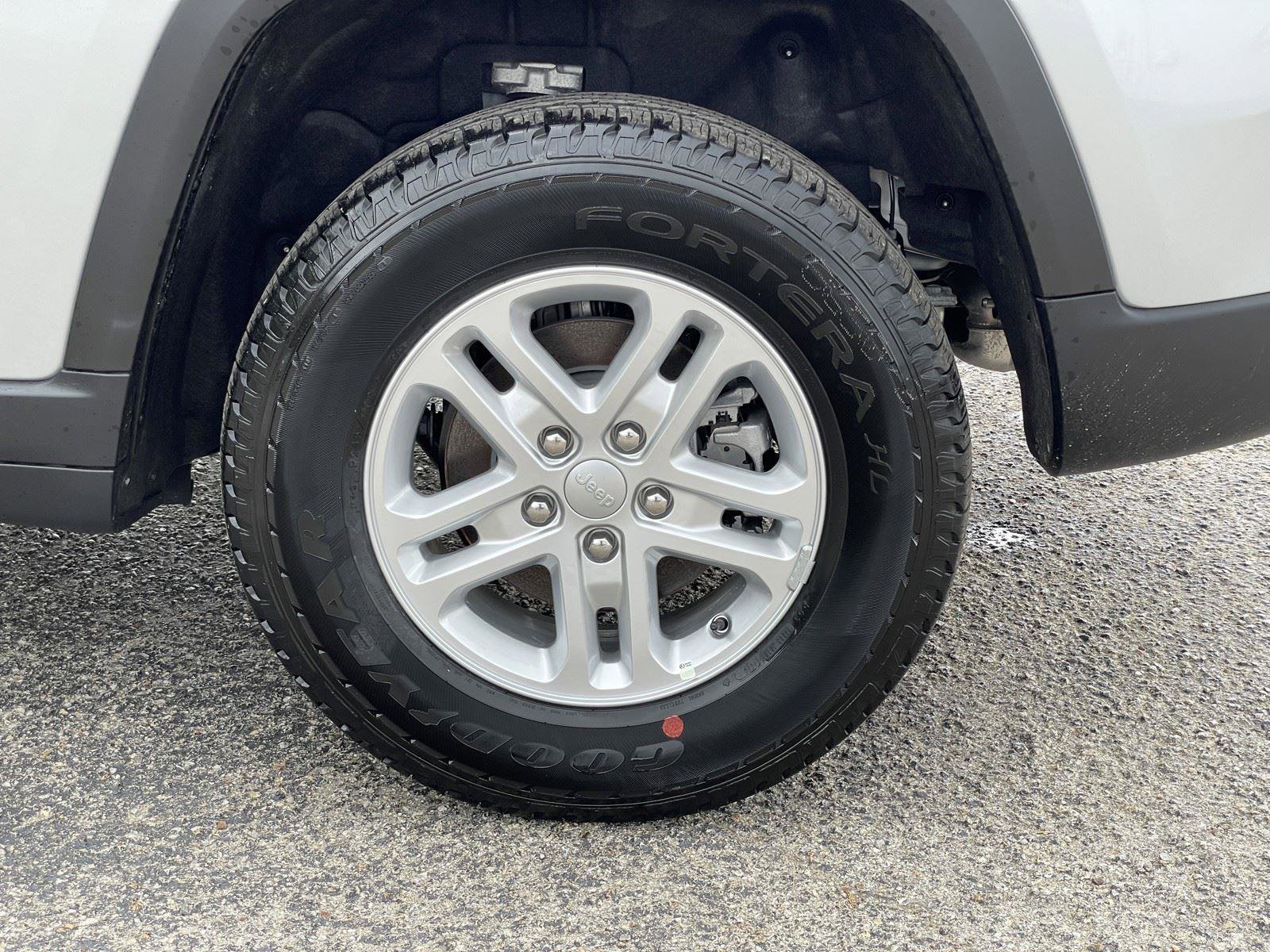 Used 2025 Jeep Grand Cherokee Laredo AWD/4WD image 49