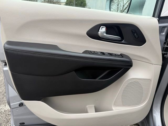 Used 2020 Chrysler Pacifica Limited image 10