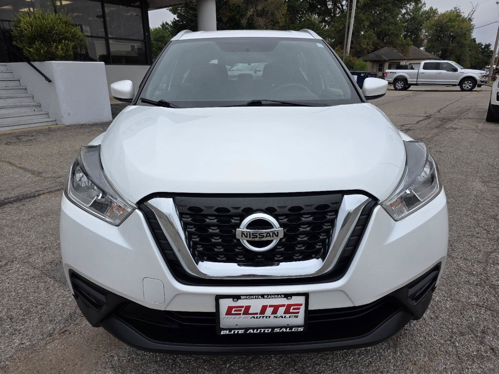 Used 2018 Nissan Kicks SV FWD image 2