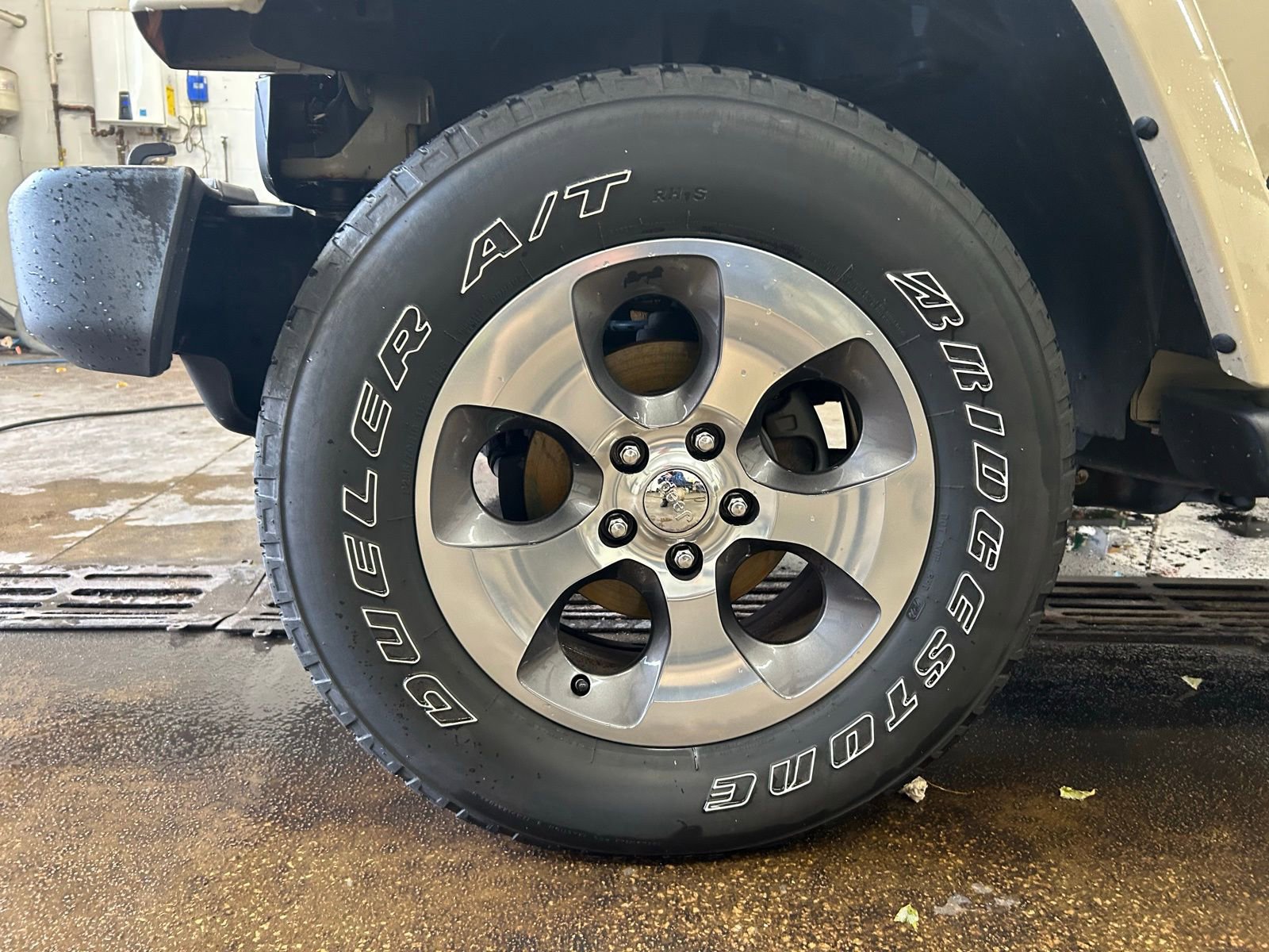 Used 2017 Jeep Wrangler Unlimited Sahara image 32