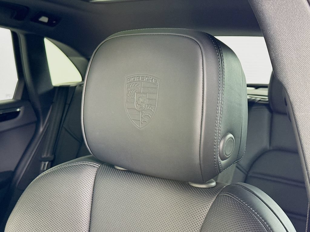 Certified 2025 Porsche Macan AWD/4WD image 14