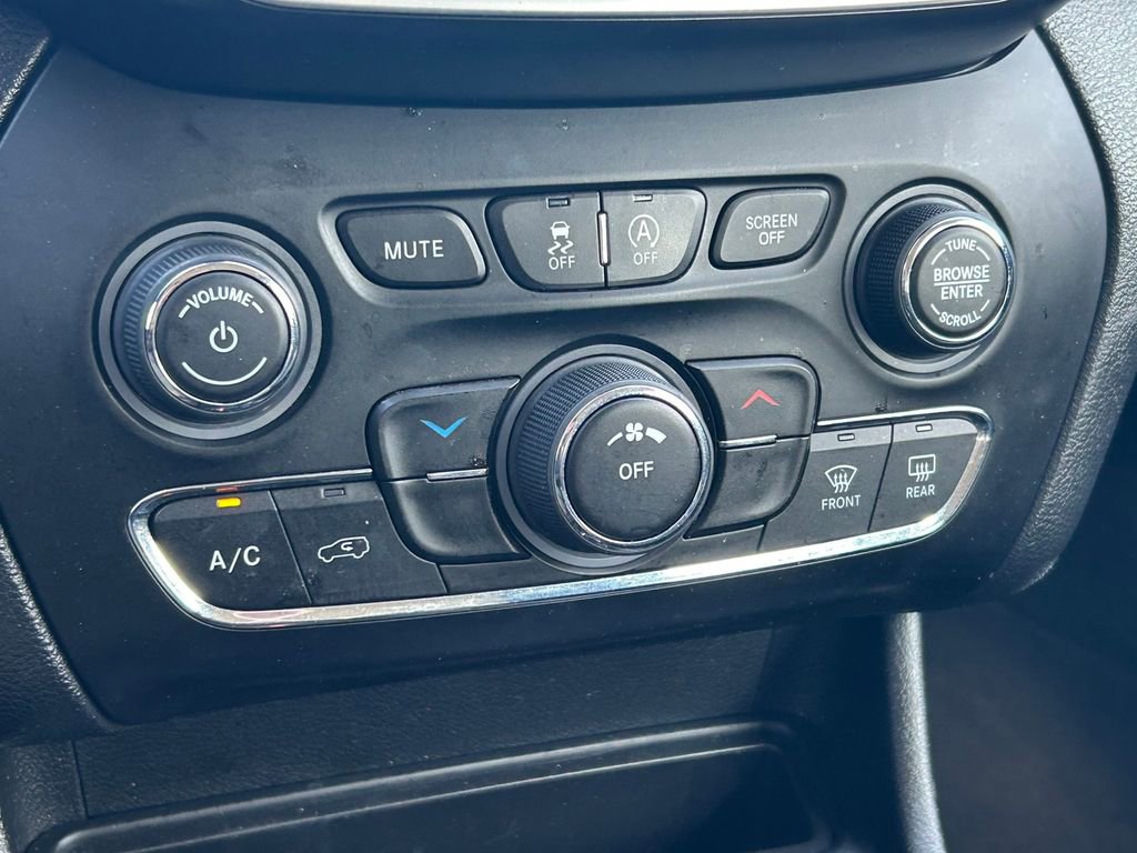 Used 2021 Jeep Cherokee Latitude Lux FWD image 29