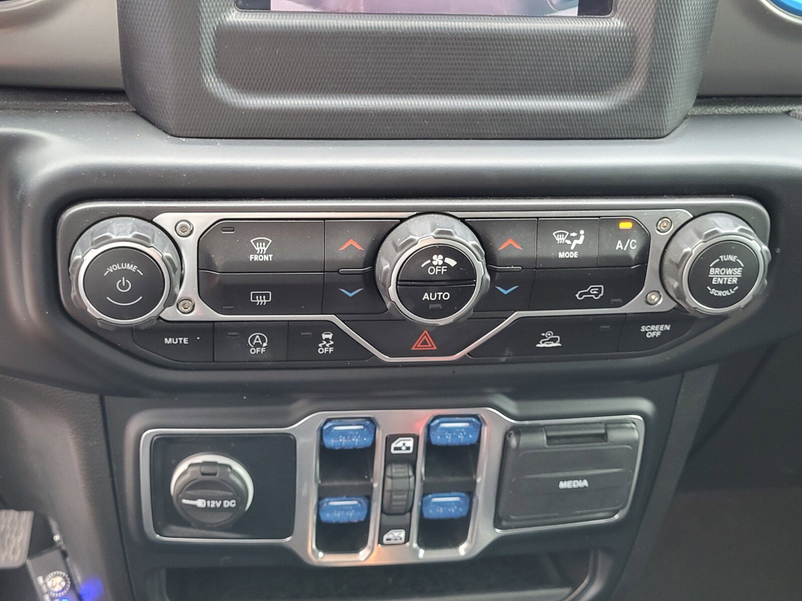 Used 2023 Jeep Gladiator Willys AWD/4WD image 21