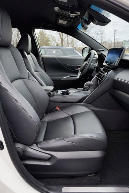 Used 2022 Toyota Venza XLE image 13