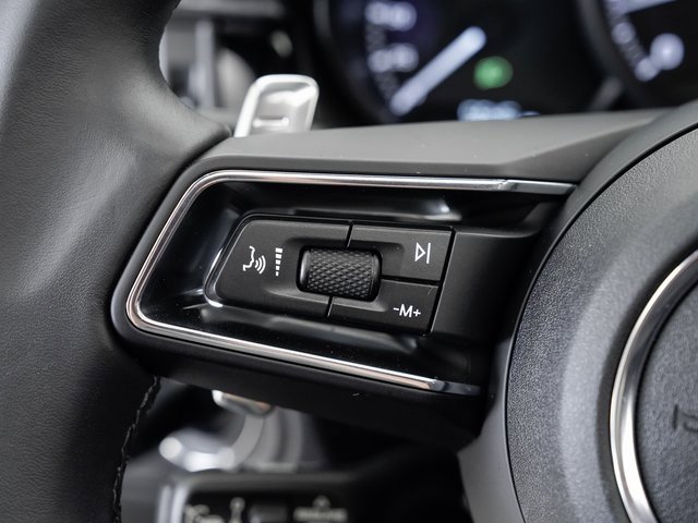 Certified 2025 Porsche Macan image 12