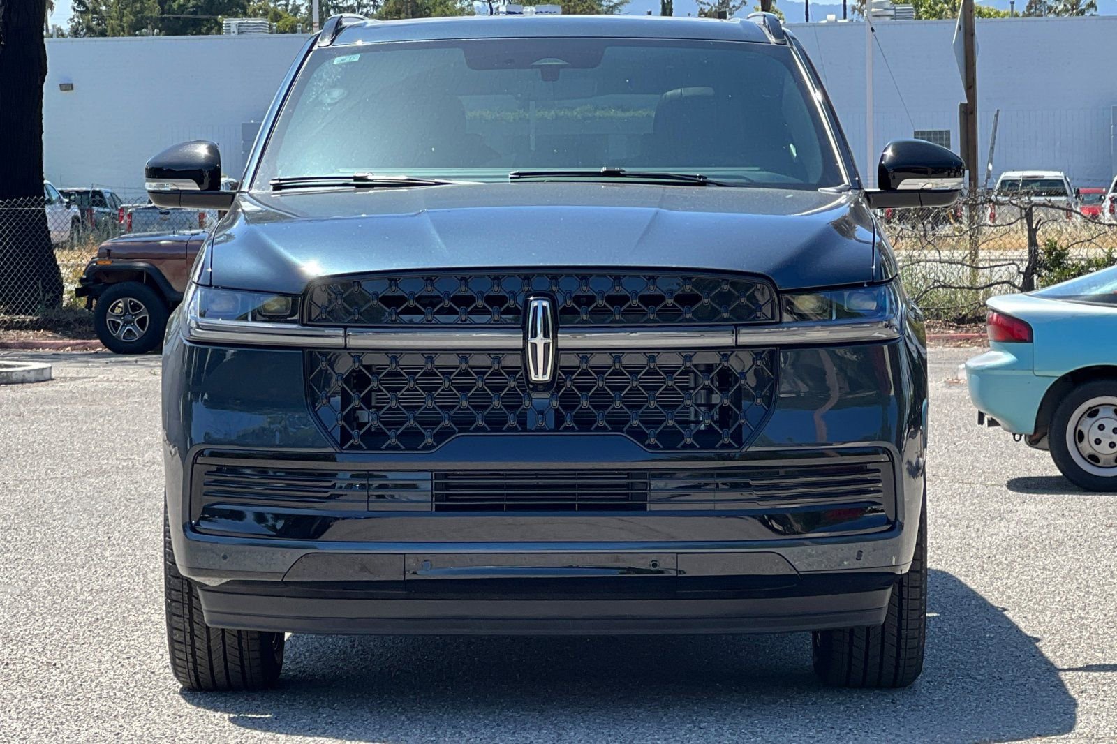 New 2026 Lincoln Navigator L Reserve w/ Jet Appearance Package AWD/4WD image 3