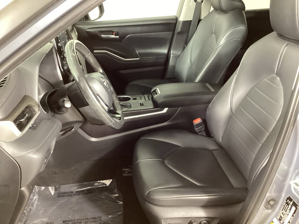 Used 2021 Toyota Highlander XLE AWD/4WD image 9