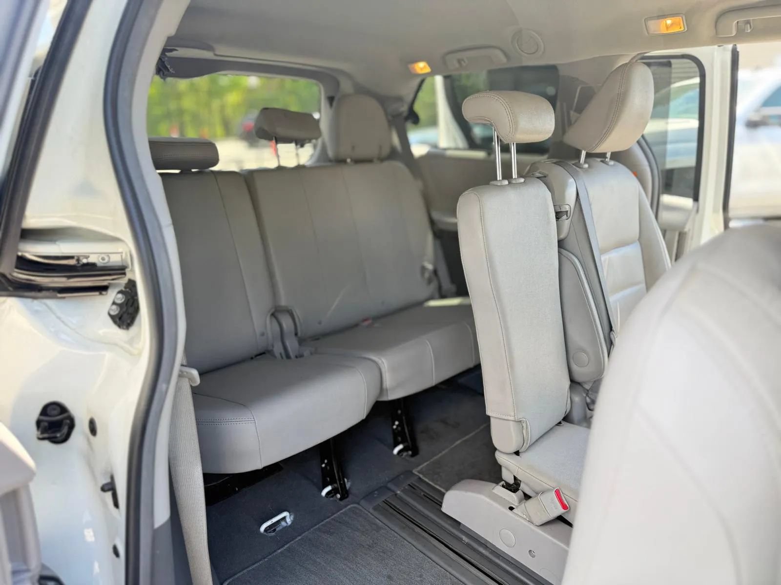 Used 2019 Toyota Sienna XLE w/ XLE Navigation Package FWD image 12
