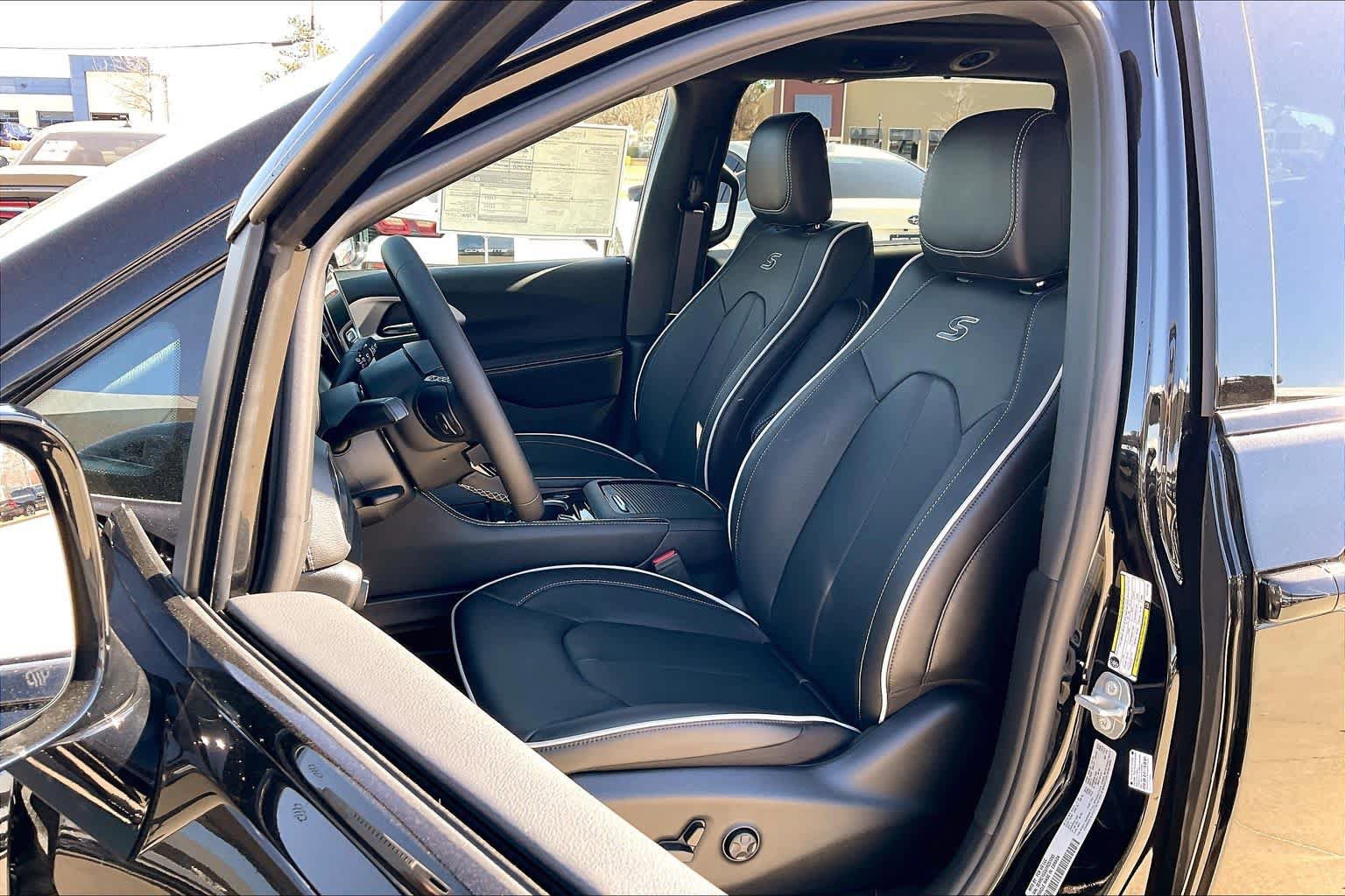 New 2026 Chrysler Pacifica Limited w/ S Appearance Package FWD image 9