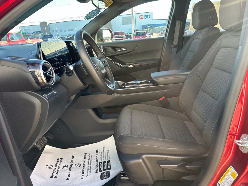 Used 2025 Chevrolet Equinox LT AWD/4WD image 14